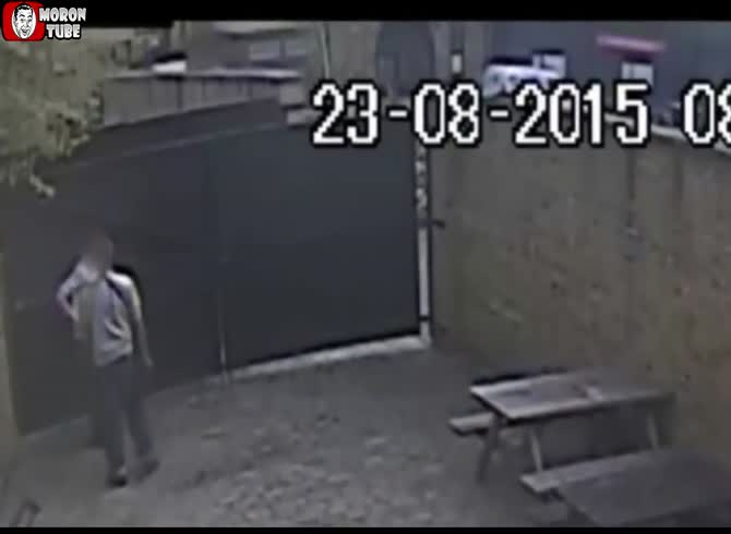 Video :A young English woman has a potentially fatal encounter in a bar